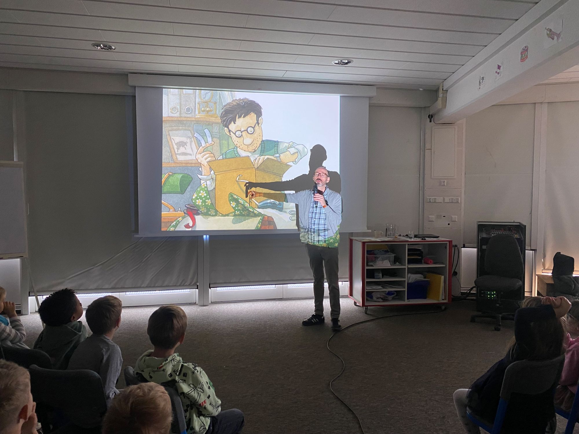 Autor Alexander Steffensmeier besucht mit „Lieselotte“ die AKS
