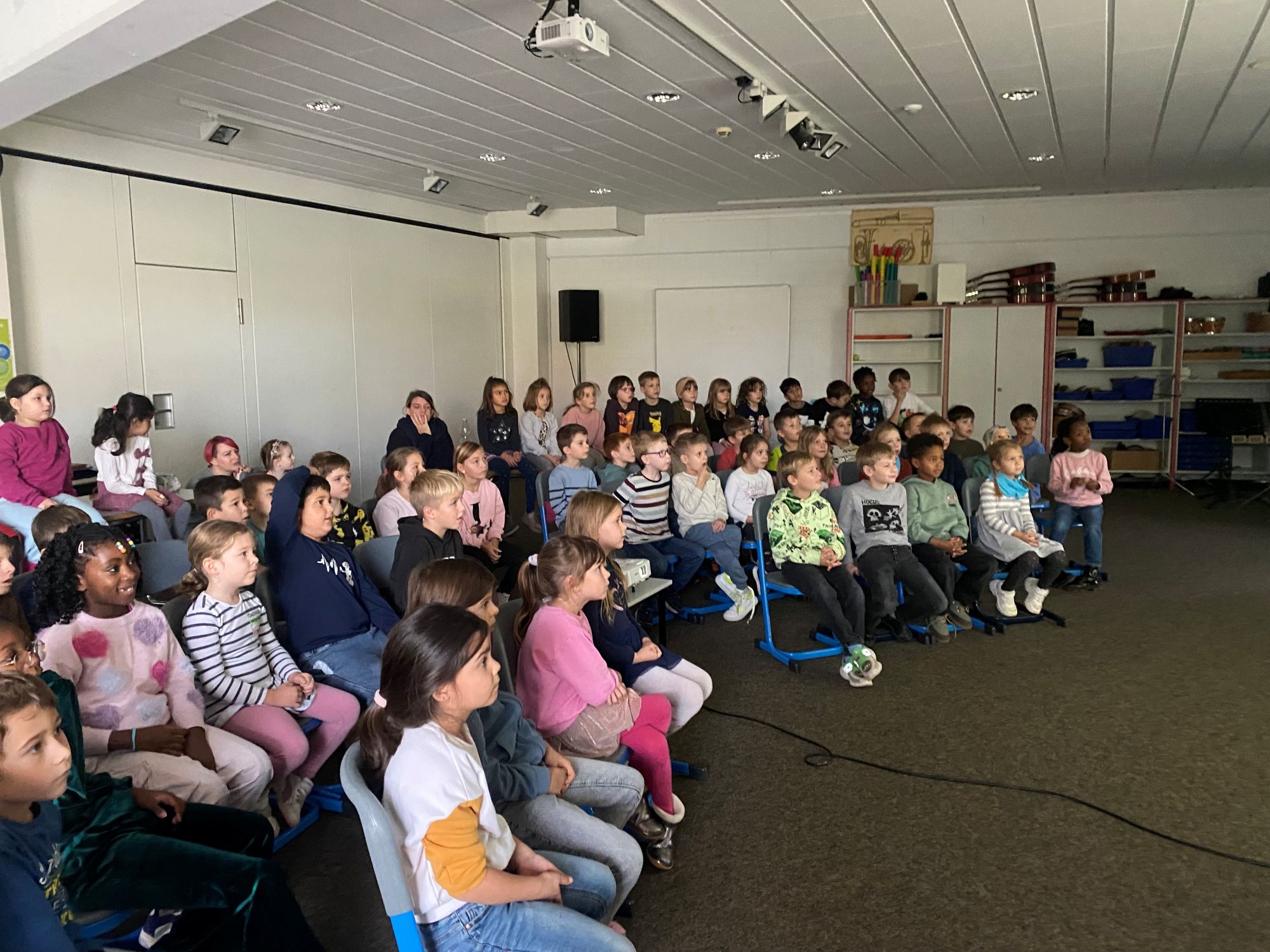 Autor Alexander Steffensmeier besucht mit „Lieselotte“ die AKS
 - Bild 02