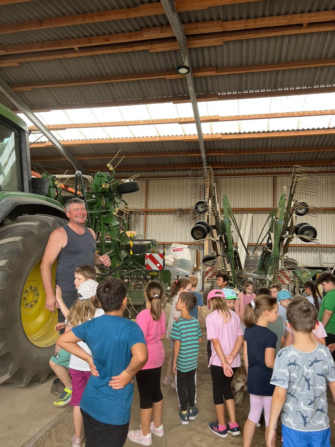 Kühe, Kälbchen und große Maschinen die Klasse 1b entdeckt das Leben auf dem Bauernhof - Bild 03