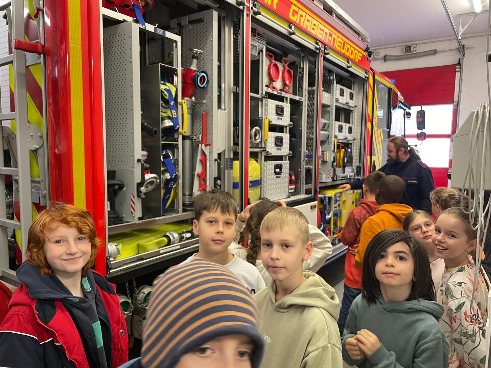 Feuerwehr hautnah: Retten – Bergen – Schützen – Löschen mit den 4. Klassen der AKS