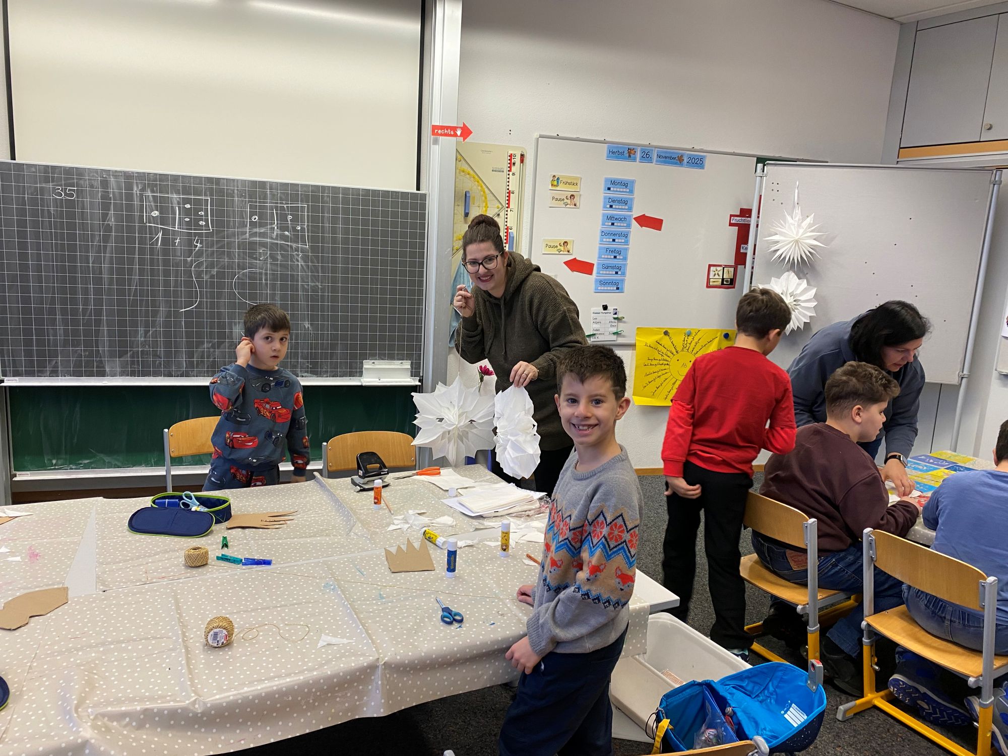 Weihnachtliches Backen und Basteln in der Klasse 1b
- Bild 01