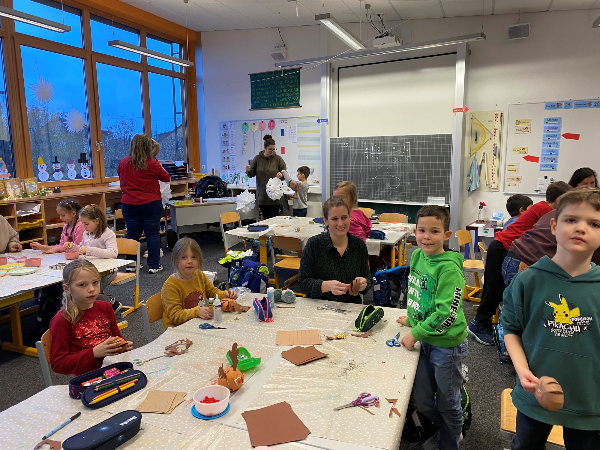 Weihnachtliches Backen und Basteln in der Klasse 1b
- Bild 03