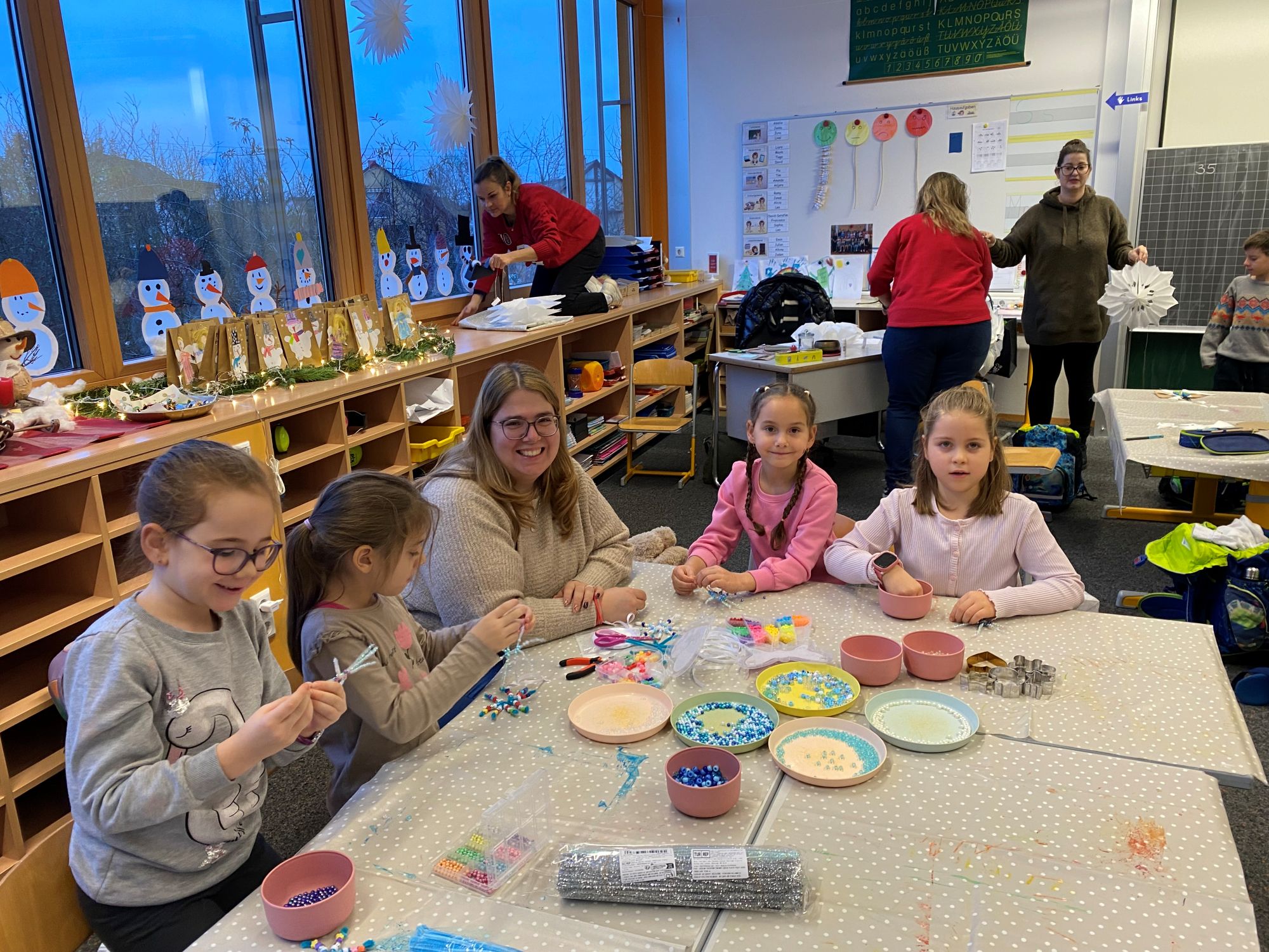 Weihnachtliches Backen und Basteln in der Klasse 1b
- Bild 04