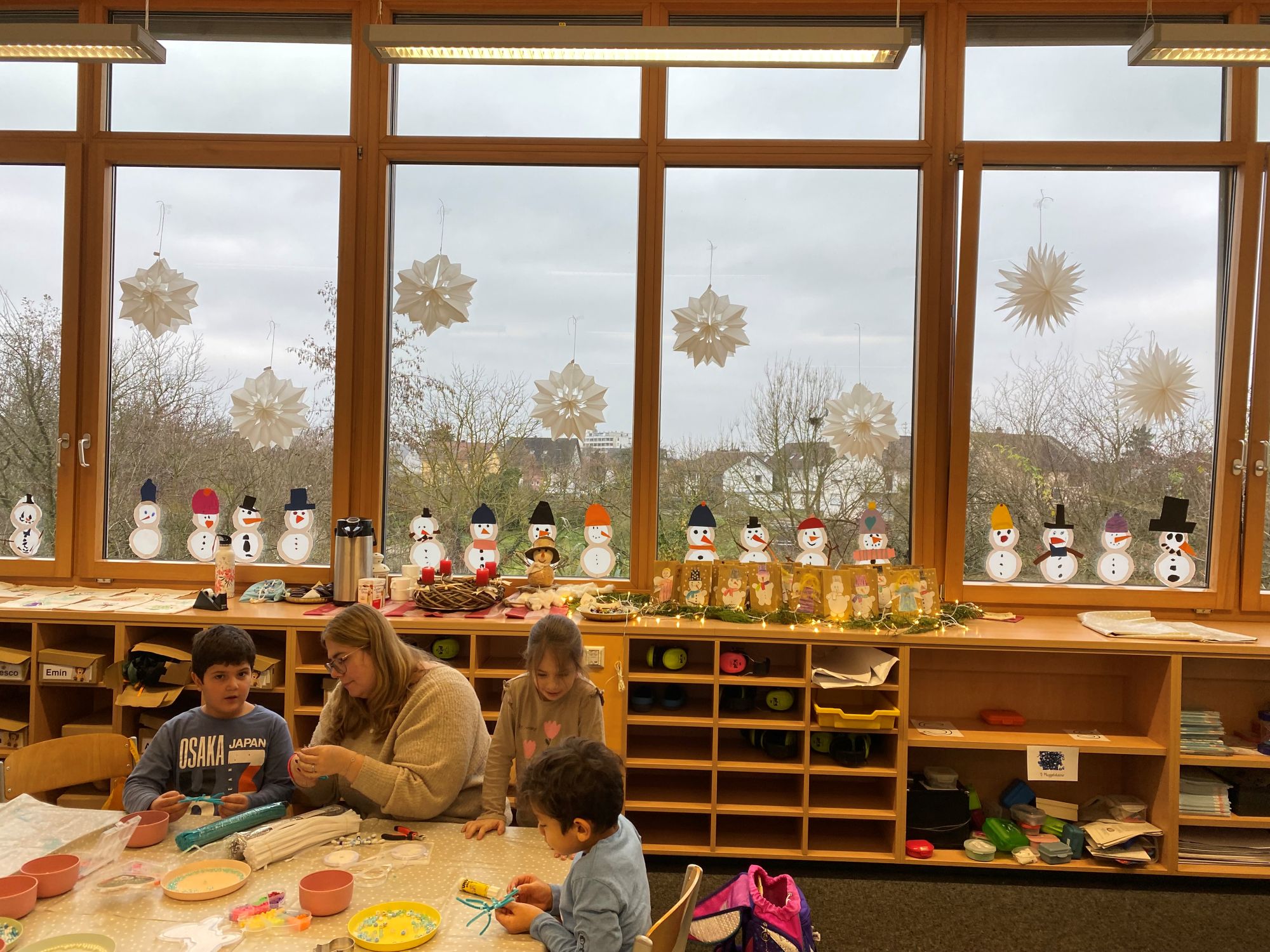 Weihnachtliches Backen und Basteln in der Klasse 1b
- Bild 05