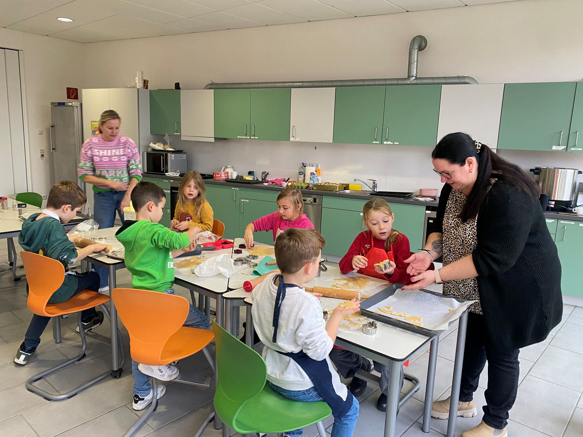 Weihnachtliches Backen und Basteln in der Klasse 1b
- Bild 07