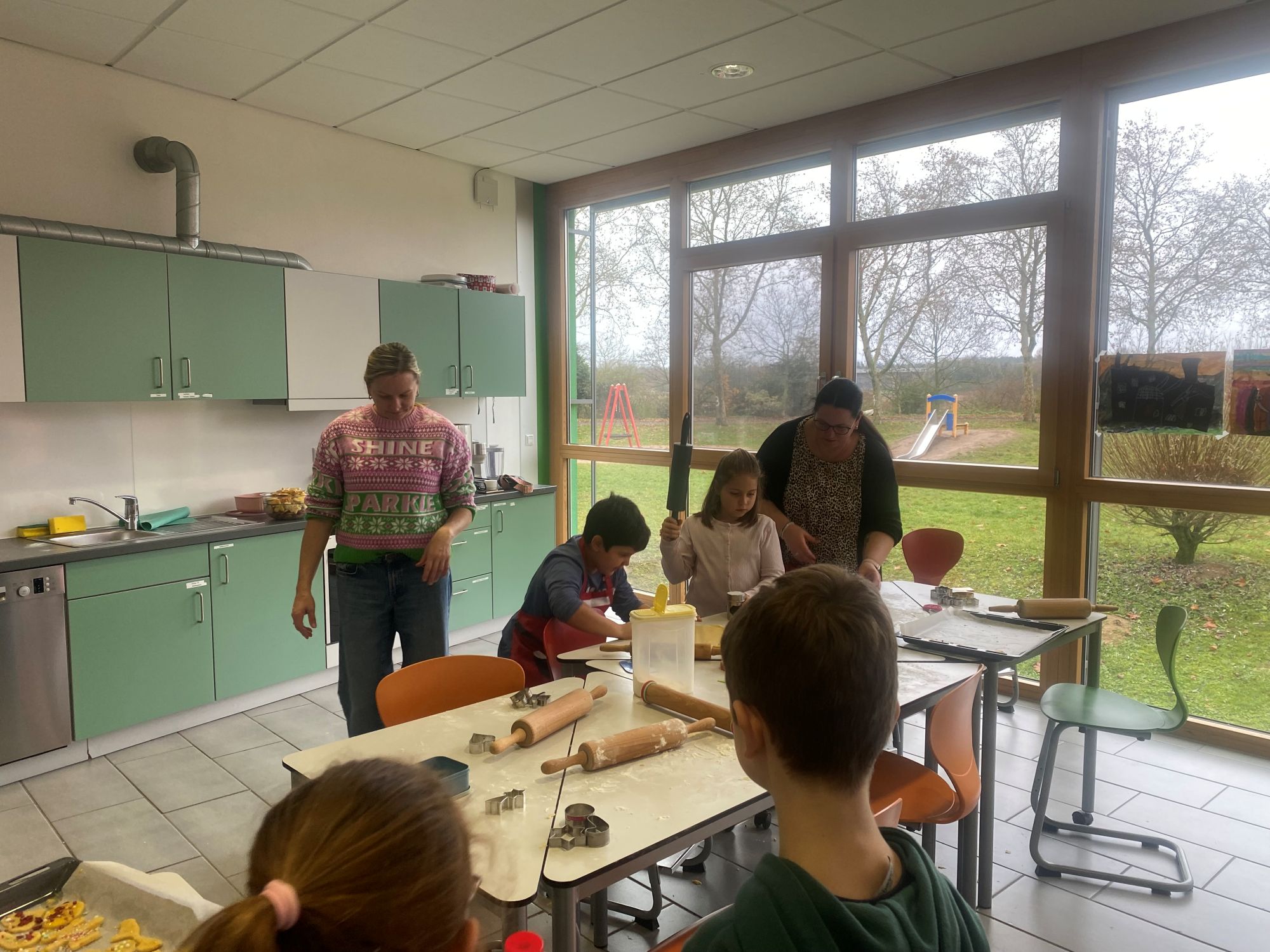 Weihnachtliches Backen und Basteln in der Klasse 1b
- Bild 08