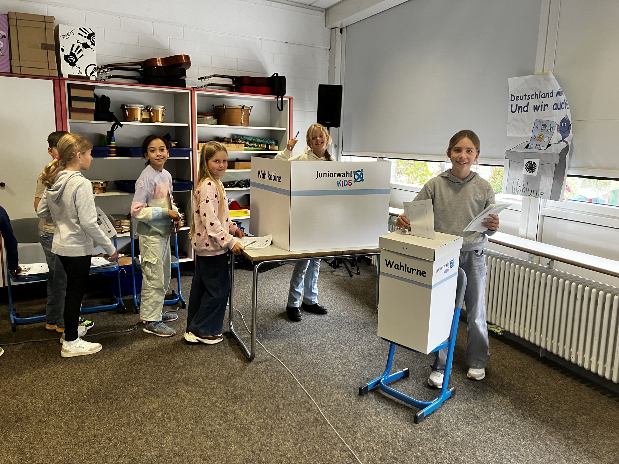 Demokratie erleben: Die vierten Klassen gründen eigene Parteien - Bild 14
