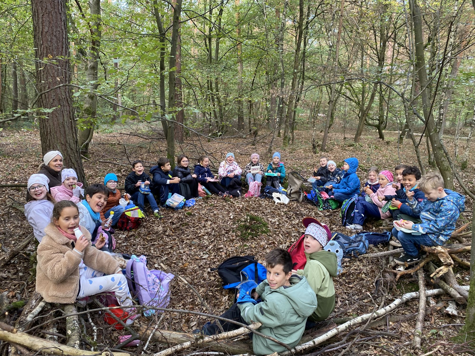 Ein spannender Waldtag der Klasse 2b - Bild 06